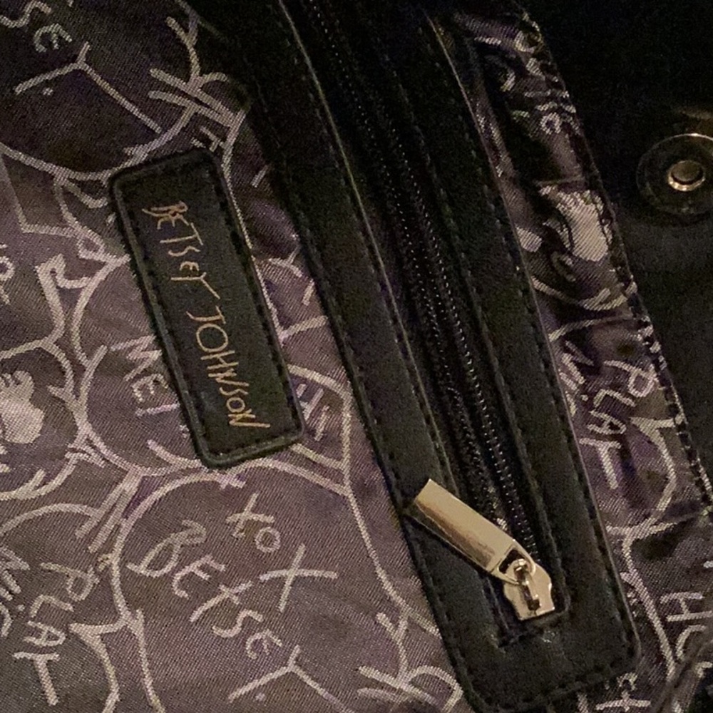 Betsey Johnson Tote Bag black and Pink, inside pockets and zipper. - Picture 10 of 10